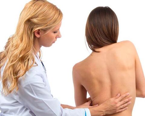 el médico examina la espalda en busca de dolor lumbar
