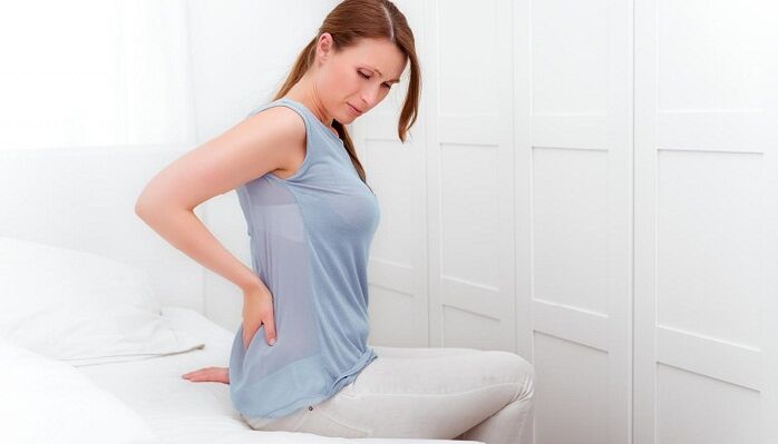La mujer se preocupa por el dolor de espalda